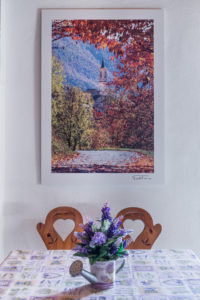 Fotografia di Enrico Testa, il campanile di Becetto in autunno, quadri della Valle Varaita